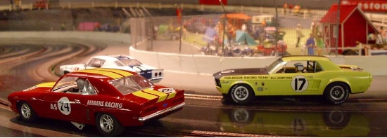 Ein Pioneer Mustang im Duell mit zwei Scalextric Camaro